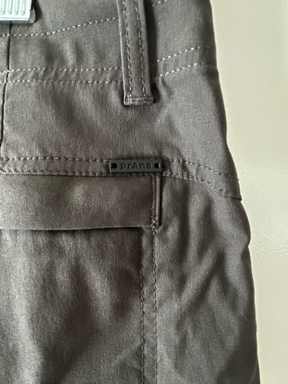 Women's Prana Cargo short in dark gray - Picture 3 of 4